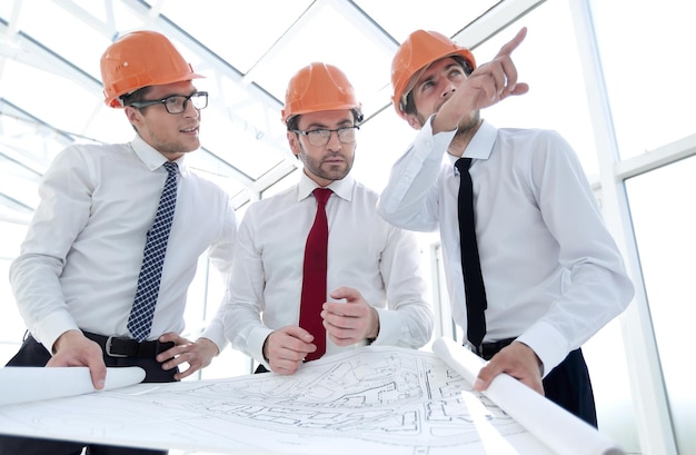 Foto gruppo di progettisti di costruttori che lavorano con un nuovo progettoil concetto di lavoro di squadra