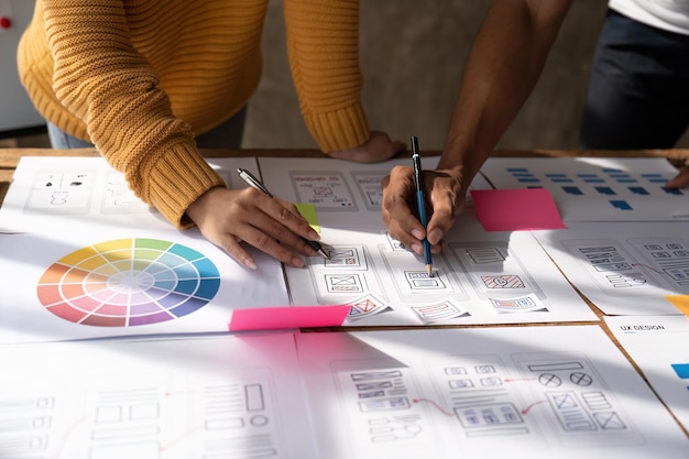 Foto gruppo di riunioni del team di sviluppatori per condividere idee sul layout del prototipo dello schermo per l'interfaccia utente dello smartphone