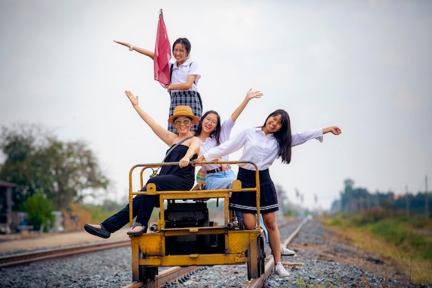 Группа разных азиатских женщин счастливого образа жизни на железнодорожном пути