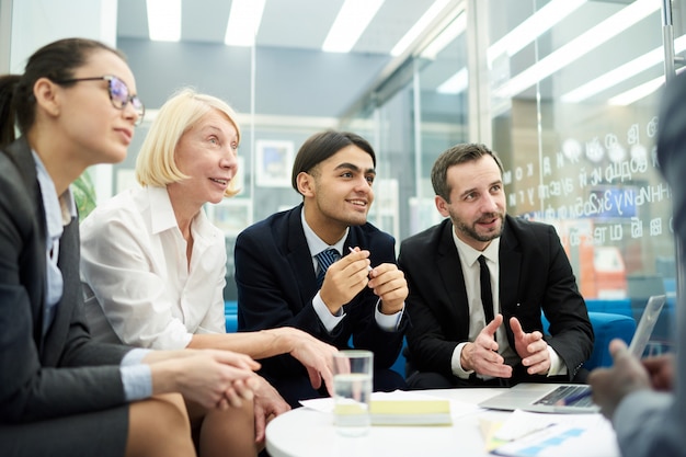 Discussione di gruppo in ufficio