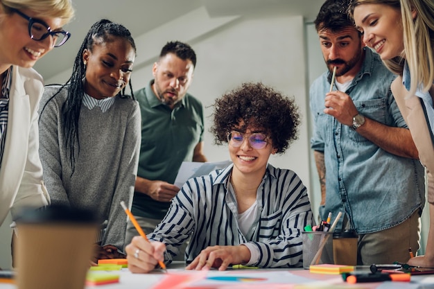 Gruppo di diversi uomini d'affari che lavorano insieme e hanno una riunione