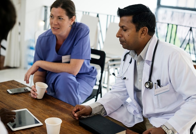 Foto un gruppo di diversi medici sta discutendo