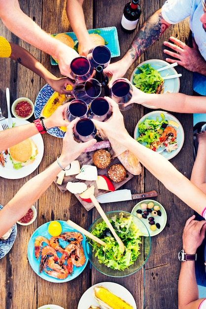 Photo group of diverse friends are gathering together