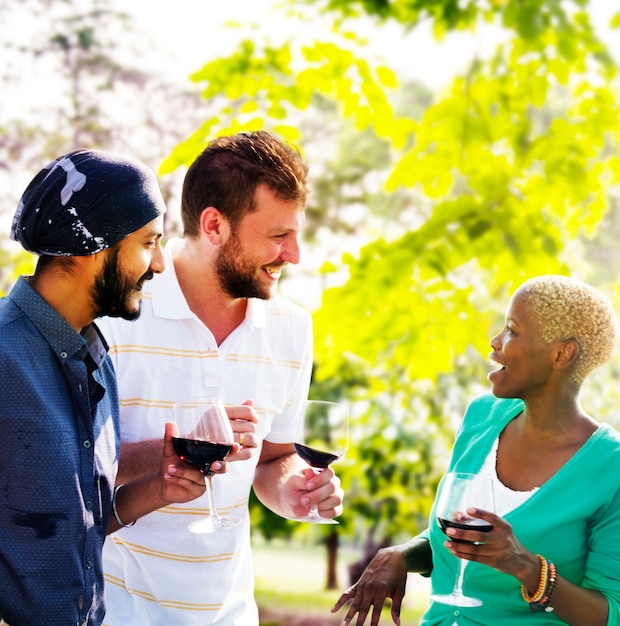 Un gruppo di amici diversi si stanno riunendo