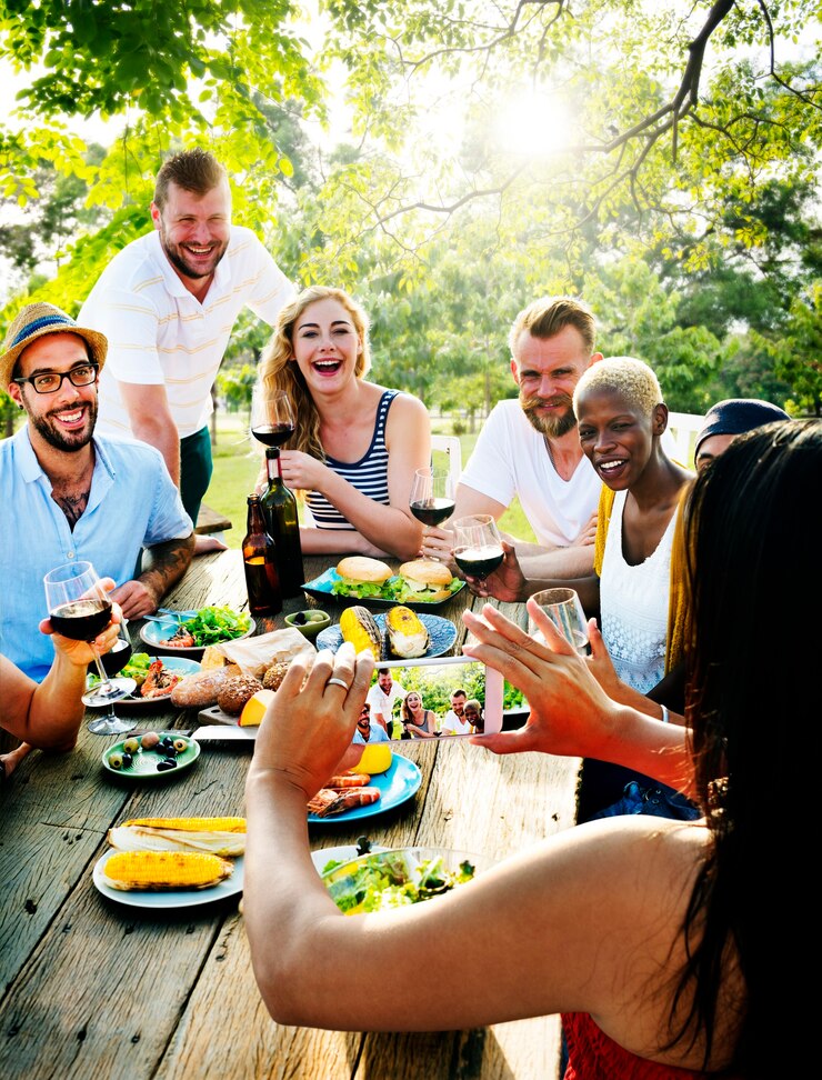 Photo group of diverse friends are gathering together