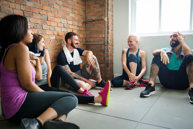 Photo group of diverse friends are talking together