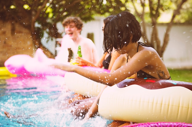 Photo group of diverse friends enjoying the pool