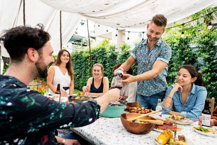 Photo group of diverse friends enjoying summer party together