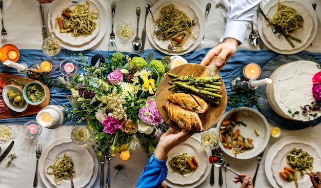 Foto gruppo di diversi amici che si riuniscono mangiando cibo insieme