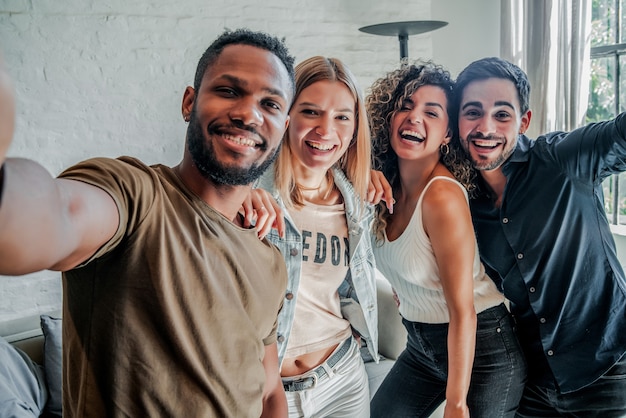 Foto un gruppo di amici diversi che si divertono mentre si scattano selfie insieme. concetto di amici.