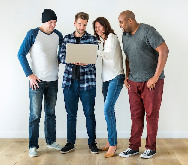 Photo group of diverse friends using laptop together