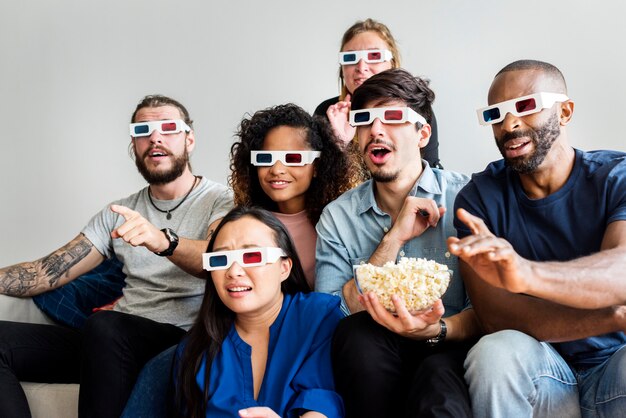 Gruppo di amici diversi che guardano film in 3d insieme