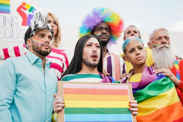 Gruppo di diverse persone gay che guardano seriamente alla parata dell'orgoglio amore omosessuale e concetto di uguaglianza