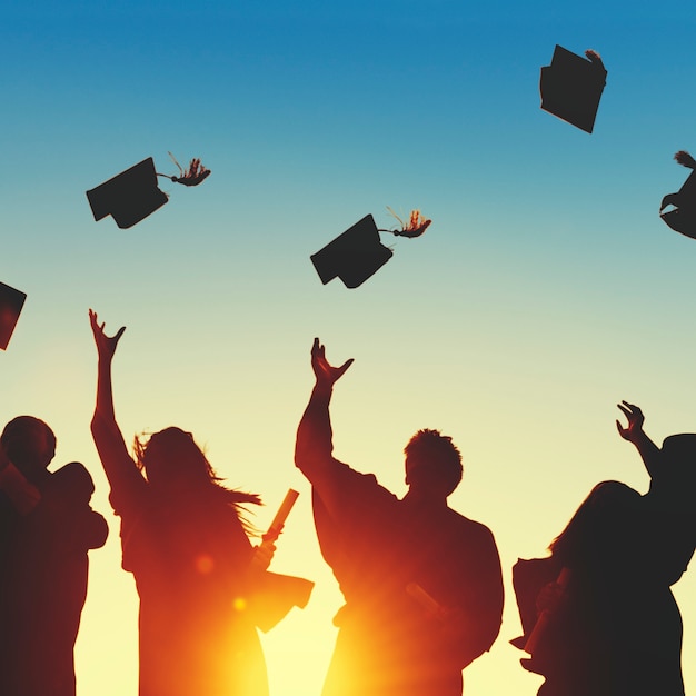 Foto gruppo di diversi studenti laureati