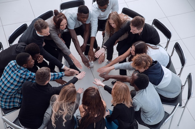 Foto gruppo di mani diverse che uniscono il concetto