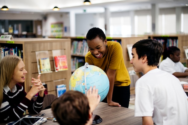 Gruppo di diversi studenti delle scuole superiori con palla globo