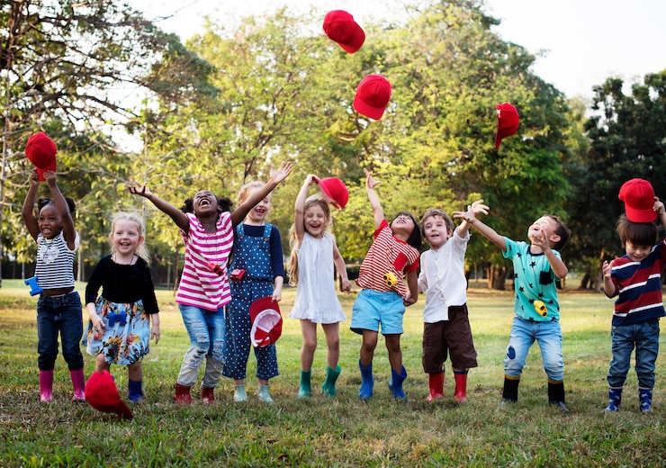 Photo group of diverse kids playing at the field together