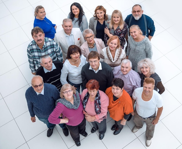 Foto gruppo di diverse persone mature che ti guardano