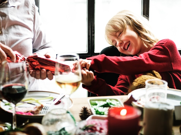 Un gruppo di persone diverse si stanno radunando per le vacanze di natale