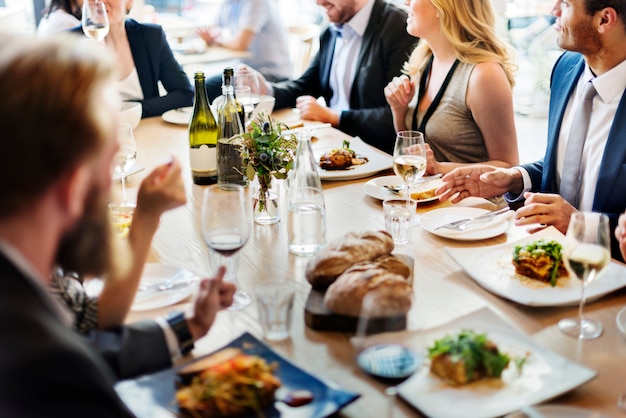 Photo group of diverse people are having lunch together