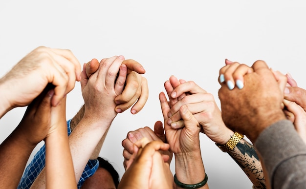 Foto il gruppo di diversa gente passa insieme la cooperazione di lavoro di squadra