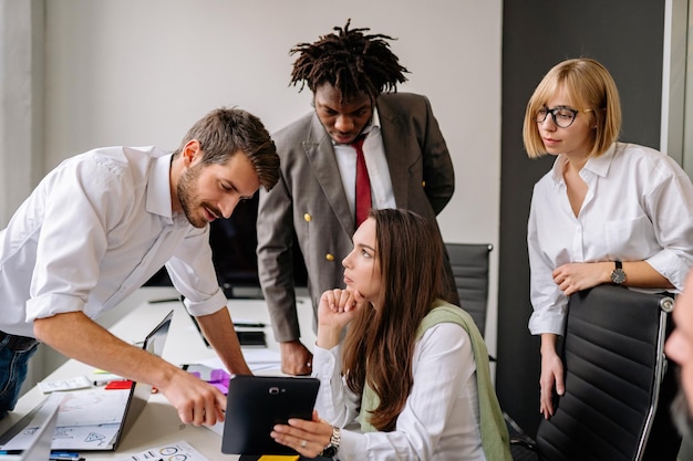 Foto gruppo di persone diverse che hanno una riunione d'affari