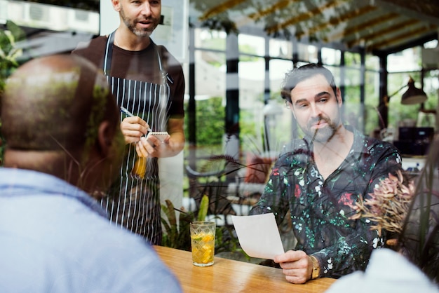 Gruppo di persone diverse nel ristorante