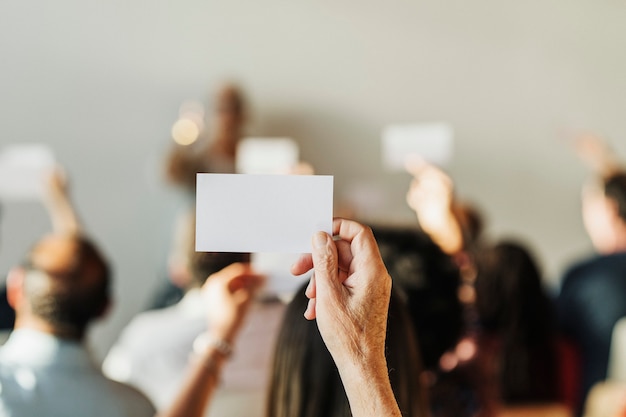 Gruppo di elettori diversi che mostrano i voti