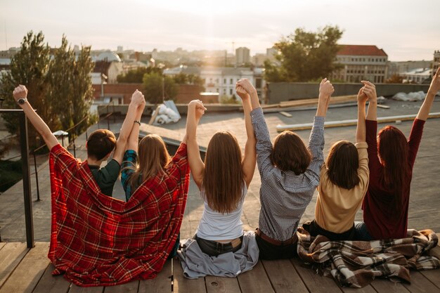 자유를 축하하는 다양한 젊은 사람들의 그룹입니다. 영감 동기 부여 평온한 라이프 스타일 개념. 우정의 유대