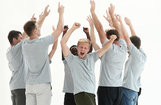 Foto gruppo di giovani diversi che mostrano la loro unità