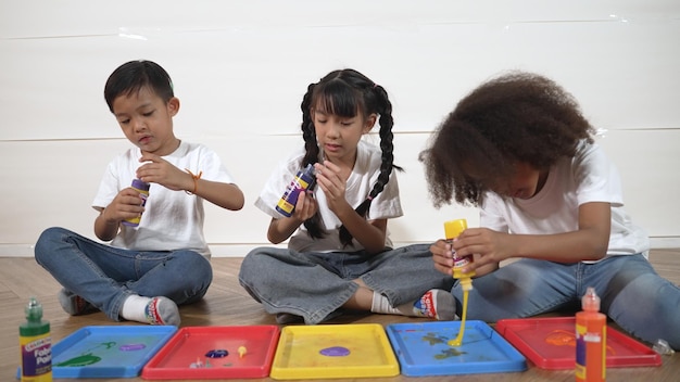 Photo group of diverse young student mixing color while sitting together erudition