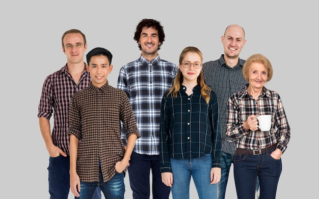 Foto il gruppo di gente di diversità ha fissato insieme lo studio isolato