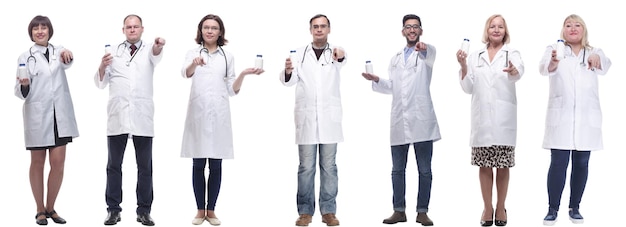 Группа врачей держит банку изолированной на белом