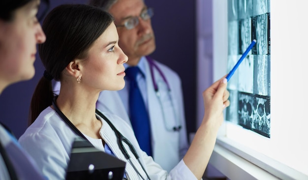 Gruppo di medici in un ospedale. diagnostica a raggi x.