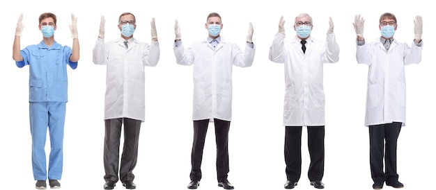 Foto gruppo di medici in maschera isolata su bianco