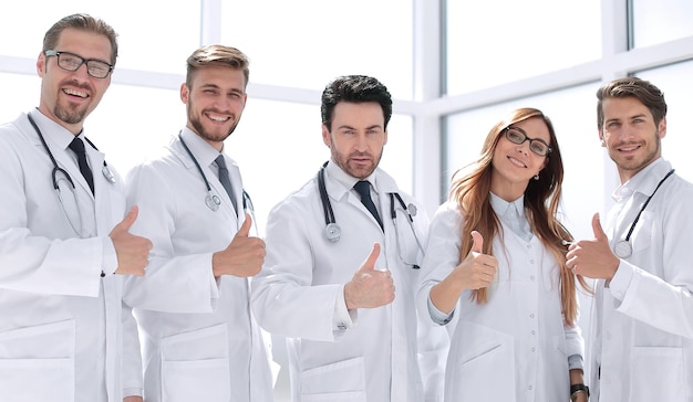 親指を立てる医師のグループ