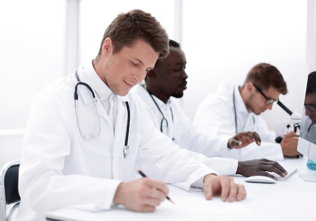 Foto gruppo di medici che lavorano nel laboratorio ospedaliero il concetto di salute