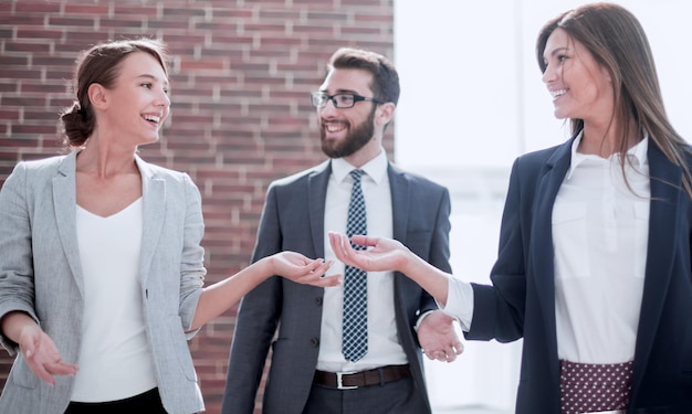 Foto gruppo di dipendenti sullo sfondo dell'ufficio