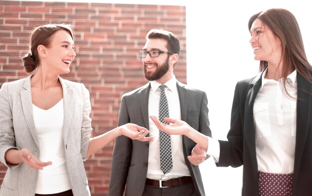 Foto gruppo di dipendenti sullo sfondo dell'ufficio