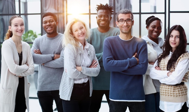 Photo a group employees posing together with their arms crossed