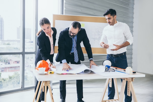 Gruppo di discussione ingegnere presso l'ufficio del cantiere