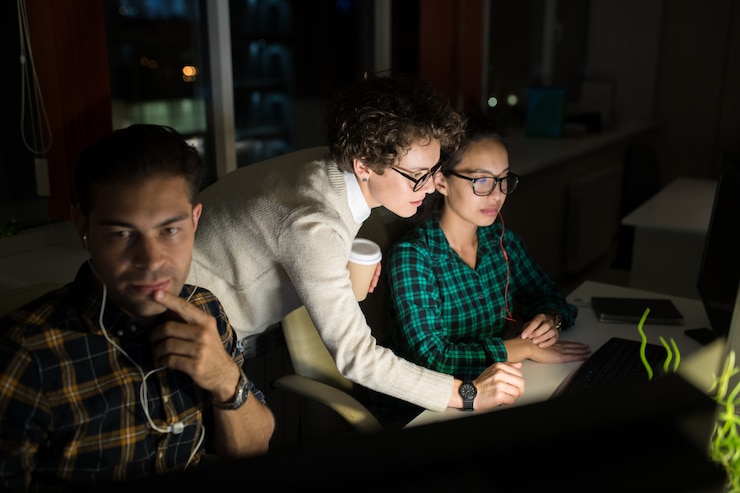 Photo group of entrepreneurs working at night