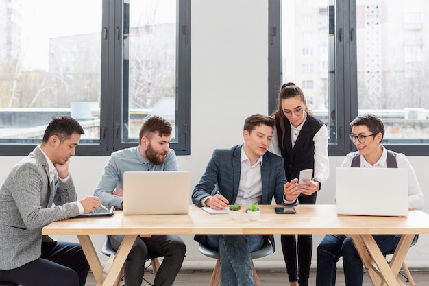 Foto gruppo di imprenditori che lavorano in ufficio