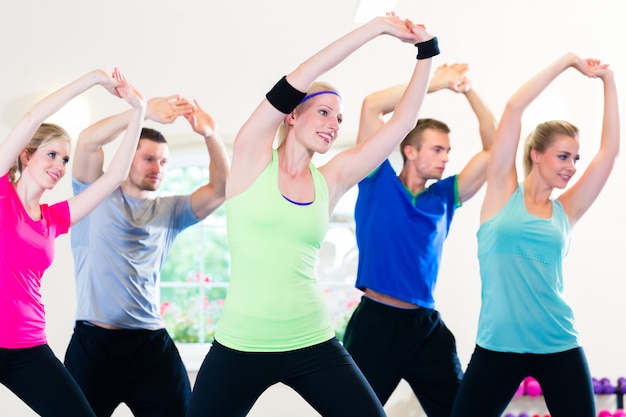 Foto gruppo di persone di fitness in palestra a aerobica