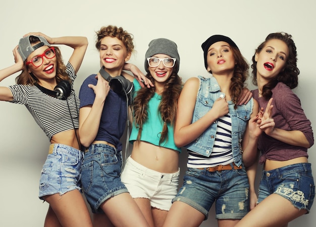다섯 여자 친구의 그룹 재미를 위한 행복한 시간