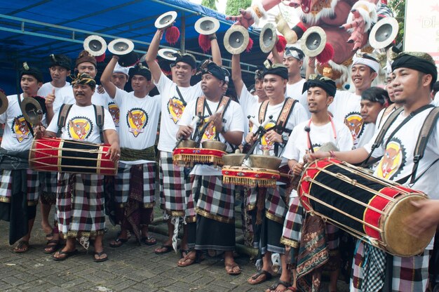 Foto gruppo di musicisti popolari all'aperto