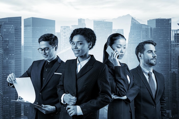 Группа из четырех коллег по бизнесу в костюмах, работающих и мечтающих о новых карьерных возможностях после окончания MBA Концепция многонациональной корпоративной команды Сингапур на заднем плане Двойная экспозиция