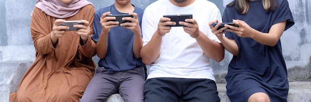 스마트폰을 사용하거나 온라인 게임을 함께 하는 4명의 젊은이 그룹, 현대적인 라이프스타일 또는 c