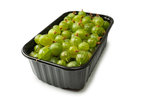 Un gruppo di uva spina fresca isolato su uno sfondo bianco.