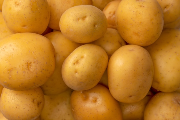 Группа свежего вкусного картофеля в качестве фона